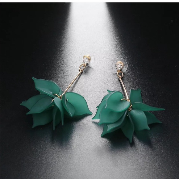 Jewelry - Green Flower pedal Earrings